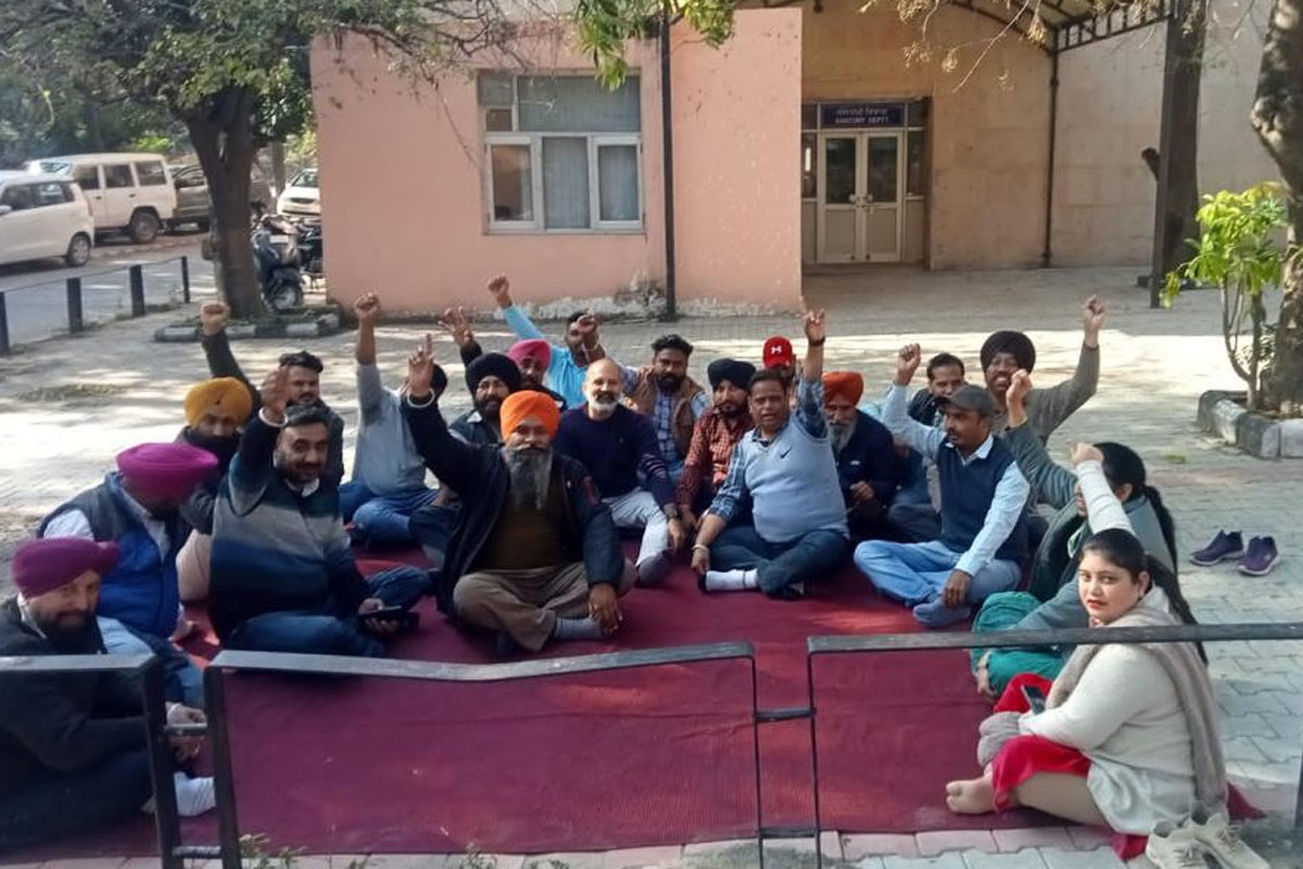 ਸਿਹਤ ਮੁਲਾਜ਼ਮਾਂ ਵੱਲੋਂ ਸਰਕਾਰ ਵਿਰੁੱਧ ਨਾਹਰੇਬਾਜ਼ੀ